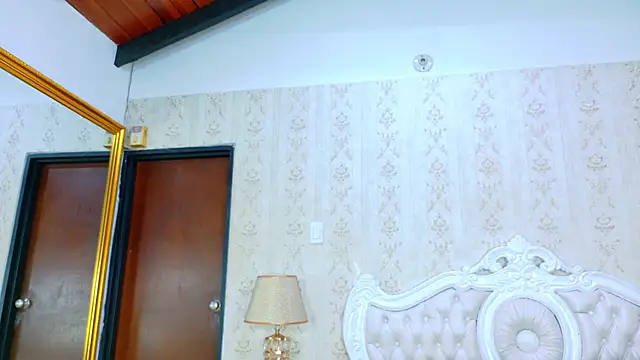 Snapshot of TianahGlow chatting on October 2025 08:40:01 AM TianahGlow online show from October 2025 08:40:01 AM