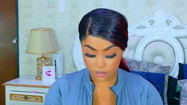 Snapshot of TianahGlow chatting on October 2025 09:05:02 PM TianahGlow online show from October 2025 09:05:02 PM