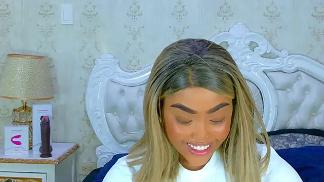 Snapshot of TianahGlow chatting on November 2025 08:41:02 PM TianahGlow online show from November 2025 08:41:02 PM