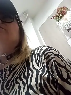 CandieGilson   online show from November 2025 12:15:02 PM