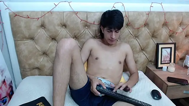 Snapshot of Estiv18_ chatting on February 2025 06:34:01 AM Estiv18 online show from February 2025 06:34:01 AM