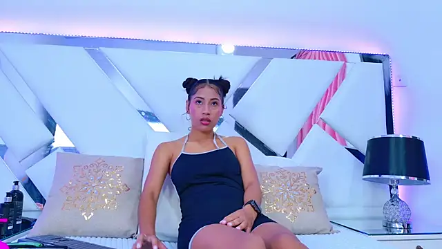 YesyHills online show from February 2025 06:57:02 PM