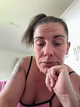 Snapshot of Lar0uch chatting on March 2025 06:08:02 AM Lar0uch online show from March 2025 06:08:02 AM