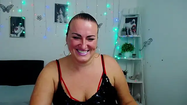 Snapshot of DianaMGG chatting on October 2025 05:25:02 PM DianaMGG online show from October 2025 05:25:02 PM