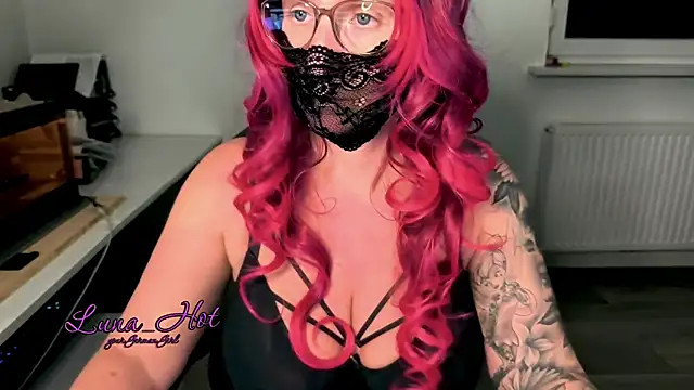 Lunalein online show from November 2025 08:30:01 PM