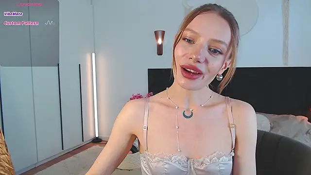 LunaticaBae online show from March 2026 04:18:02 AM