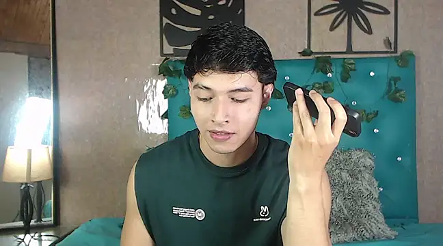 Snapshot of LiamAndrewzz chatting on February 2025 12:08:02 AM LiamAndrewzz online show from February 2025 12:08:02 AM