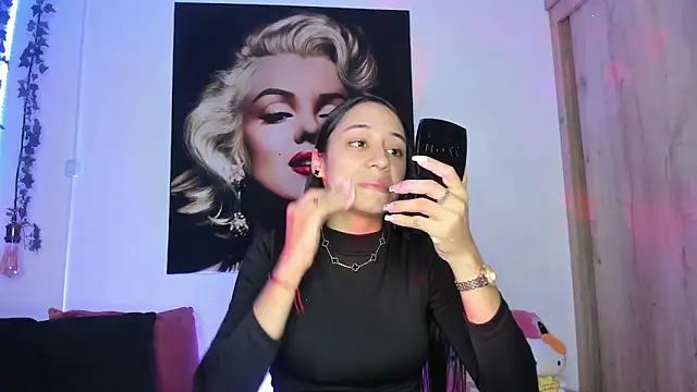 Snapshot of TANIA_06 chatting on November 2025 01:10:02 PM TANIA 06 online show from November 2025 01:10:02 PM