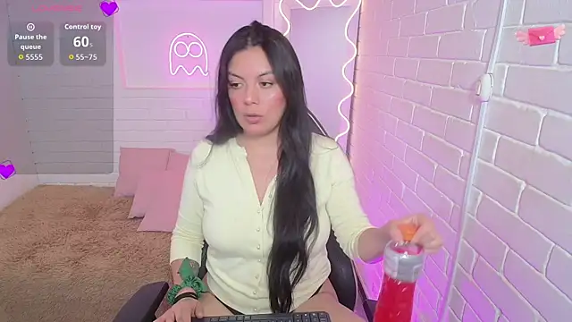 Coraline tay online show from October 2025 07:21:01 PM