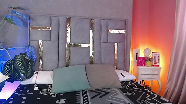 Tyla Ks online show from November 2025 07:35:02 PM