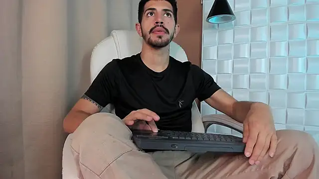 AlejandroStormm online show from October 2025 08:33:01 PM