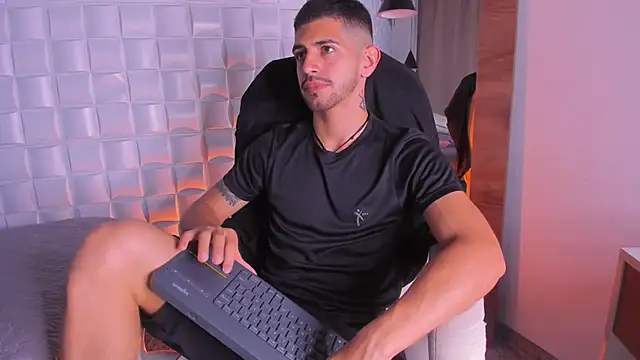 AlejandroStormm online show from November 2025 07:56:01 PM