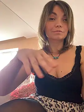 Ella Pearlie online show from October 2025 08:46:02 AM