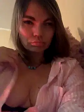 Ella Pearlie online show from October 2025 09:03:02 PM