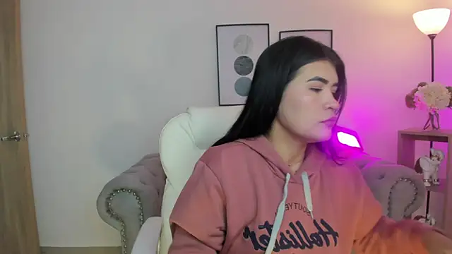 Snapshot of Corina_White chatting on November 2025 12:38:02 PM Corina White online show from November 2025 12:38:02 PM