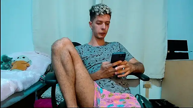 Snapshot of blondetwink chatting on February 2025 12:41:01 AM blondetwink online show from February 2025 12:41:01 AM