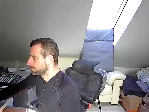 Snapshot of gryzoon chatting on October 2025 12:37:01 PM gryzoon online show from October 2025 12:37:01 PM