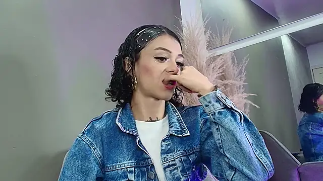 Snapshot of Vaiolett_Smith chatting on March 2026 02:44:01 PM Vaiolett Smith online show from March 2026 02:44:01 PM