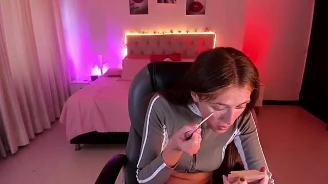 Emily Warren  online show from December 2025 07:43:02 PM