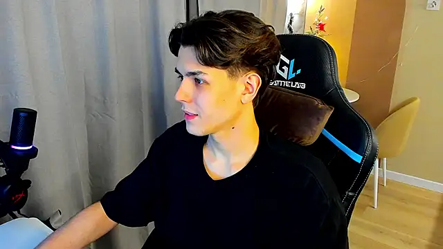 TravisRevas online show from December 2025 04:34:01 PM