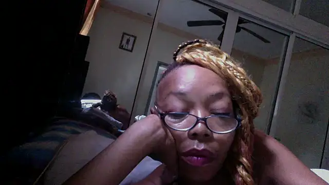 Ladyzee25 online show from October 2025 01:03:02 PM