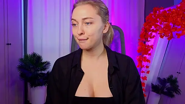 Snapshot of christie_luv chatting on November 2025 01:11:02 PM christie luv online show from November 2025 01:11:02 PM