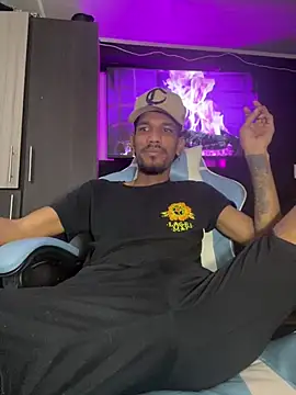 Snapshot of Miguel_bigcock chatting on March 2025 04:40:02 PM Miguel bigcock online show from March 2025 04:40:02 PM