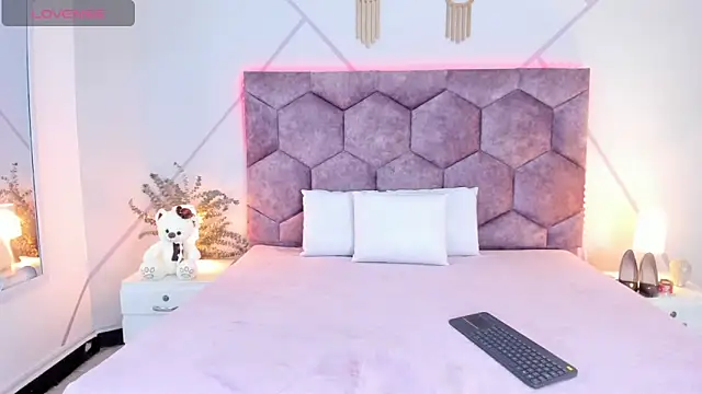 aurora collinss  online show from February 2026 12:21:01 PM