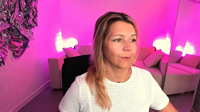 Snapshot of NicoleHitman chatting on June 2026 01:15:02 PM NicoleHitman online show from June 2026 01:15:02 PM