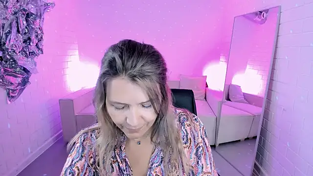 Snapshot of NicoleHitman chatting on June 2026 01:11:01 PM NicoleHitman online show from June 2026 01:11:01 PM