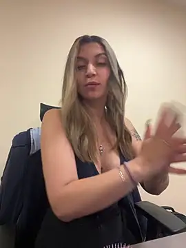 Isabella Varella online show from March 2026 12:23:02 PM