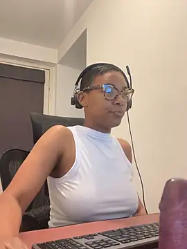 Snapshot of Melia_Rayne chatting on May 2026 09:37:02 AM Melia Rayne online show from May 2026 09:37:02 AM