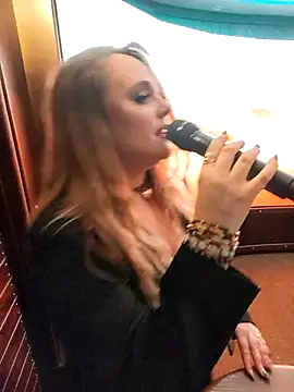 Juicy PeachLux online show from November 2025 05:04:02 PM