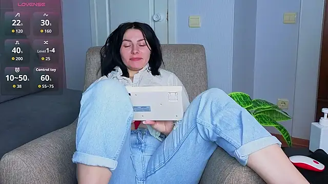 Charlotte Woods online show from November 2025 04:22:02 AM