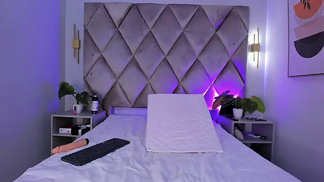 lucianasmith  online show from March 2025 05:29:01 PM