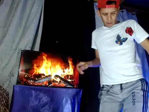 Snapshot of Hidden_Fantasies chatting on November 2025 11:15:01 PM Hidden Fantasies online show from November 2025 11:15:01 PM