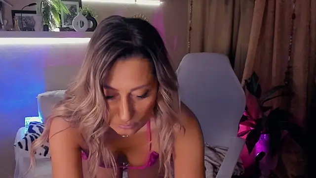 Snapshot of SarahAlluring chatting on May 2026 06:09:01 PM SarahAlluring online show from May 2026 06:09:01 PM
