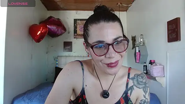 Snapshot of mia_velvet1 chatting on April 2026 03:21:02 PM mia velvet1 online show from April 2026 03:21:02 PM