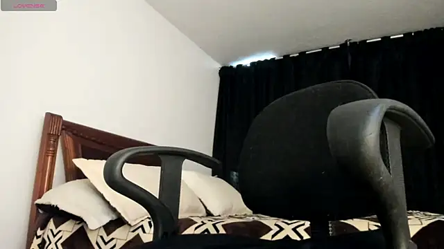 Snapshot of Hat_girl chatting on May 2026 09:45:02 PM Hat girl online show from May 2026 09:45:02 PM