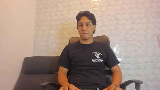 Snapshot of Stone_grey1_ chatting on March 2025 01:07:01 AM Stone grey1 online show from March 2025 01:07:01 AM