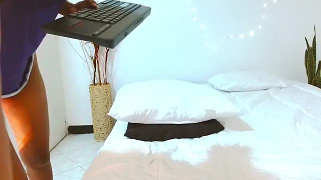 Snapshot of YuliethPetite chatting on March 2025 04:24:01 PM YuliethPetite online show from March 2025 04:24:01 PM