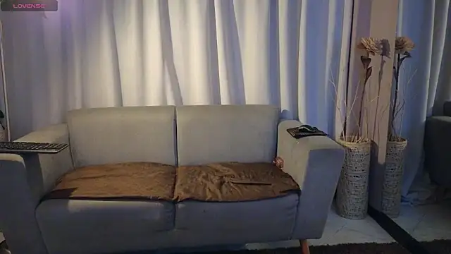 Snapshot of YuliethPetite chatting on March 2026 12:00:01 PM YuliethPetite online show from March 2026 12:00:01 PM