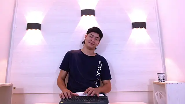 Snapshot of Jhojan_twink chatting on November 2025 01:10:02 PM Jhojan twink online show from November 2025 01:10:02 PM