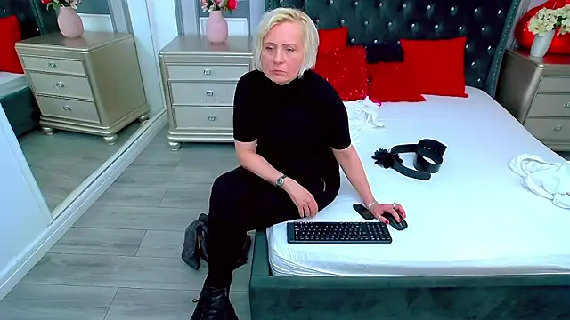 SuzzySun online show from December 2024 12:34:02 PM