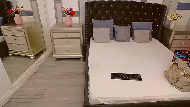 SuzzySun online show from February 2025 04:02:01 PM