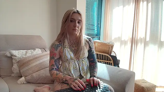 Snapshot of tattoobbgirl chatting on April 2026 03:28:02 PM tattoobbgirl online show from April 2026 03:28:02 PM