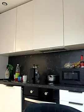 MilaBee online show from October 2025 10:12:02 AM