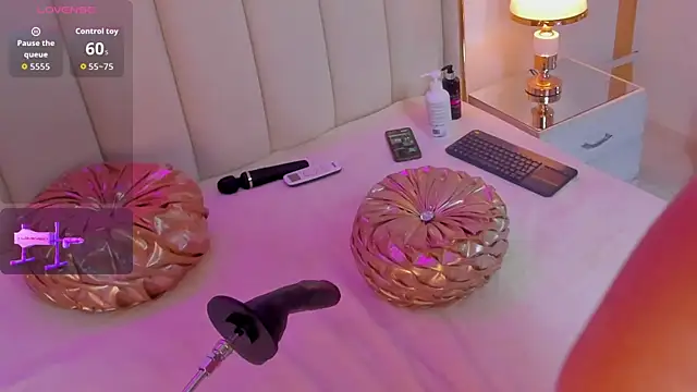 Snapshot of AriaJonnes_ chatting on October 2025 02:13:02 PM AriaJonnes online show from October 2025 02:13:02 PM