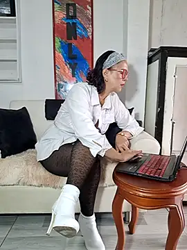 Amadamilf1980 online show from September 2025 08:00:02 PM