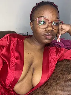 Snapshot of YummyMelanin117 chatting on May 2026 01:18:01 PM YummyMelanin117 online show from May 2026 01:18:01 PM